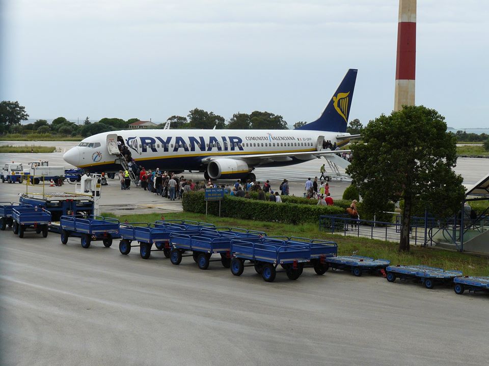 Η Ryanair μειώνει τα δρομολόγια στην Ελλάδα και κατηγορεί την κυβέρνηση