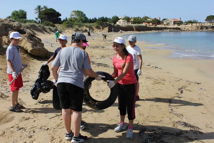 Οι μικροί μαθητές καθαρίσαν την παραλία Μεγάλη Άμμος