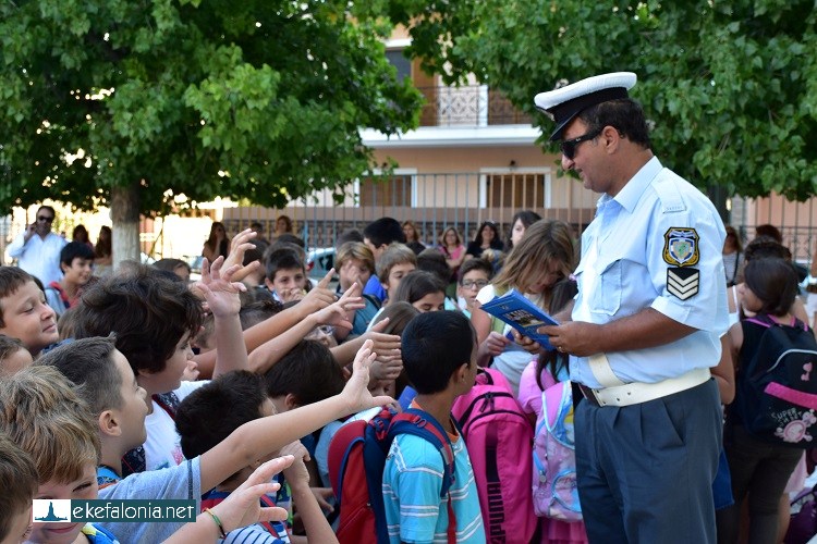 Ενημερωτικά φυλλάδια διένειμαν τροχονόμοι έξω από σχολεία της Κεφαλονιάς