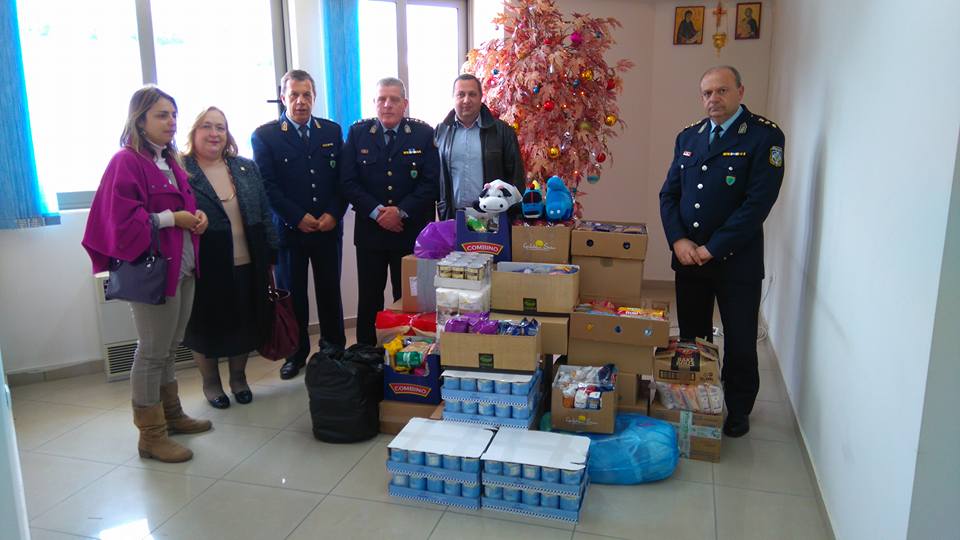 Η αστυνομική οικογένεια παρέδωσε τρόφιμα στο Φιλοπτωχο της Ιεράς Μητρόπολης