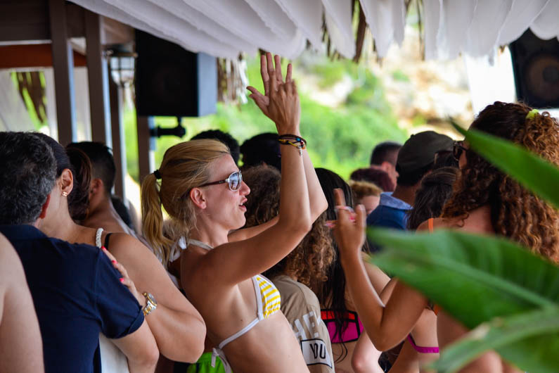 Σε τρελούς ρυθμούς το πρώτο Beach Party στο Costa – Costa! (βίντεο)