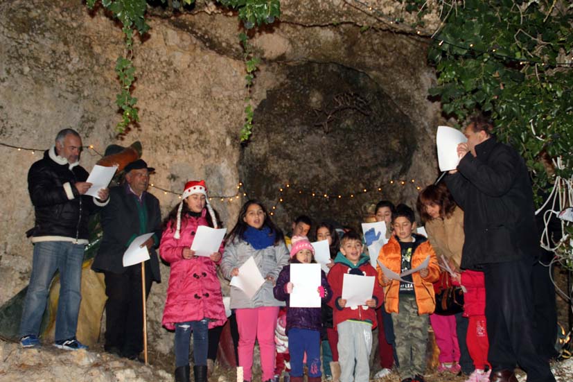 Η εορταστική εσπερινή εκδήλωση στη σπηλιά του «Γέρακα» στην Αγία Θέκλη