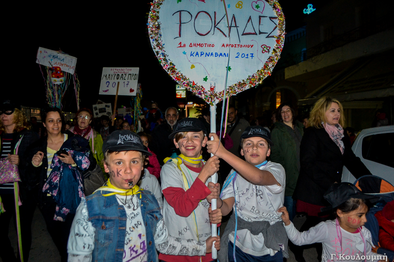 Νυχτερινή Παρέλαση με κέφι και δεκάδες κόσμου στο Αργοστολιωτικο Καρναβάλι
