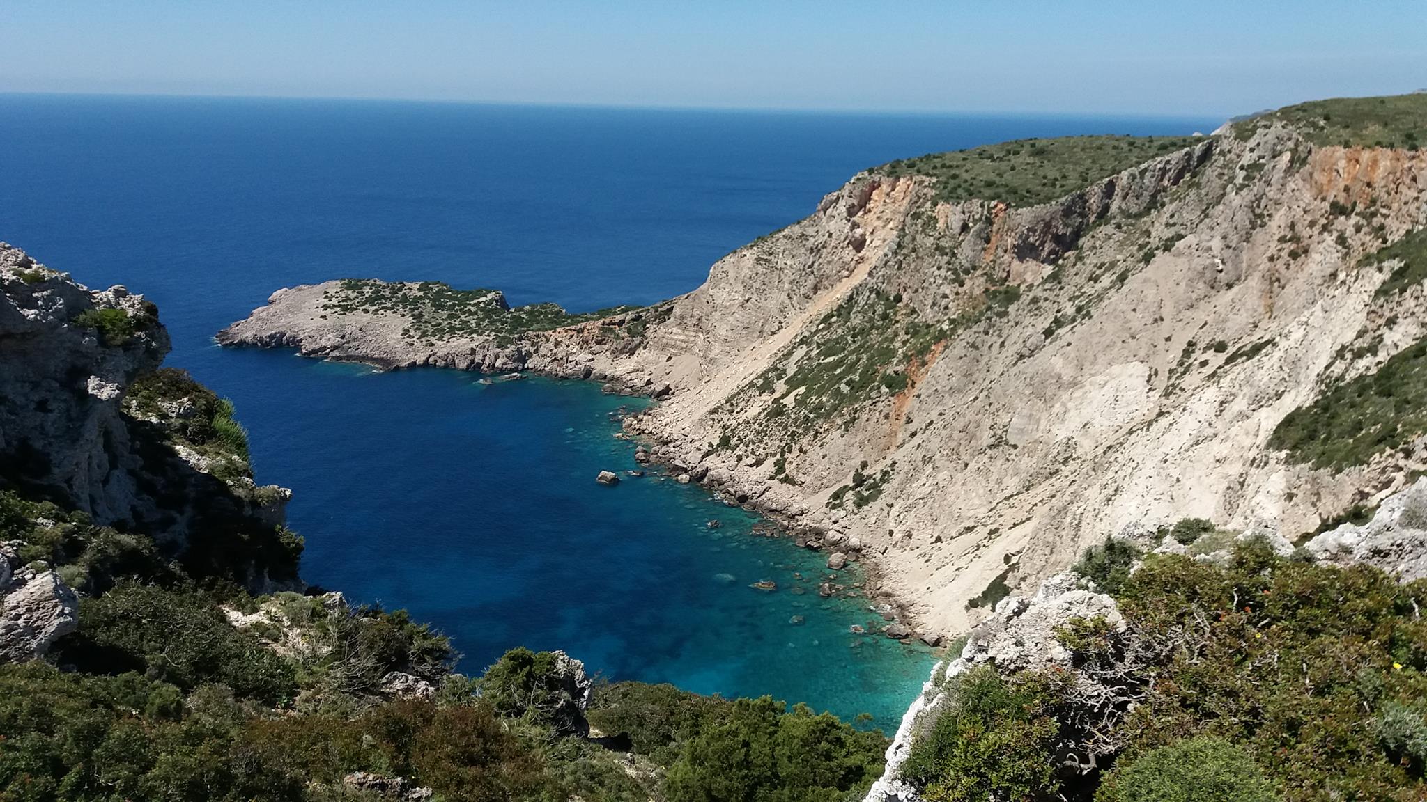 Το ακρωτήριο Σχίζα δυτικά της Παλικής και στο βάθος η παραλία Γυαλισκάρι