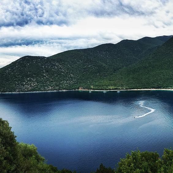 Οι εναλλαγές χρωμάτων στην Αντίσαμο σε μαγεύουν