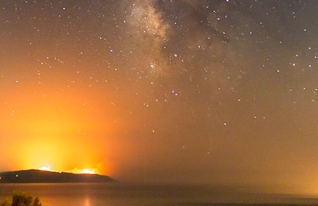 Από το Κορώνι της Κεφαλονιάς φαίνονται οι φλόγες που καίνε τη Ζάκυνθο