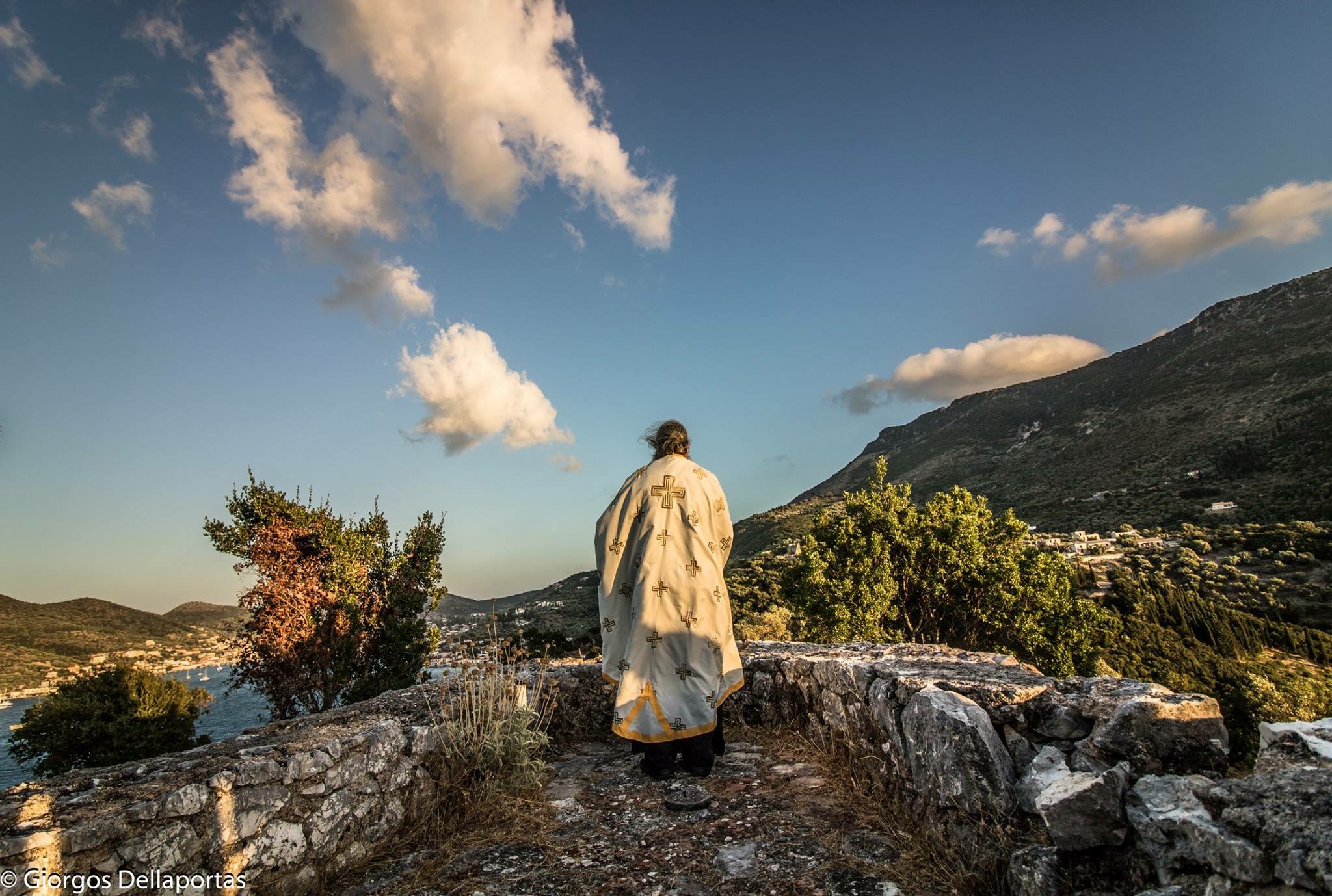 Ο π. Θεοδόσιος σε υπαίθρια λειτουργία σε χαλάσματα ναού στο Θιάκι