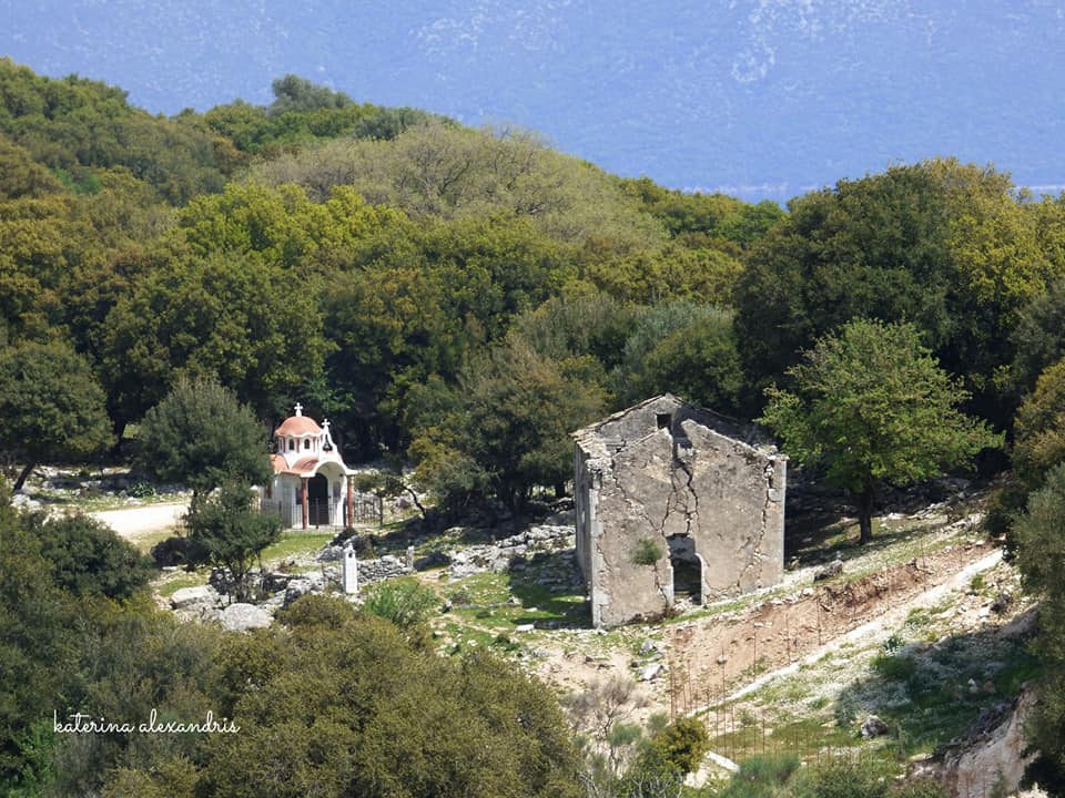 Προσεισμικά Ταρκασάτα με την παλιά εκκλησία στην είσοδο του χωριού