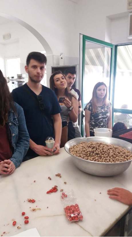 Οι φοιτητές του ΤΕΙ Τεχνολογίας Τροφίμων στο εργαστήριο της “Βοσκοπούλας”