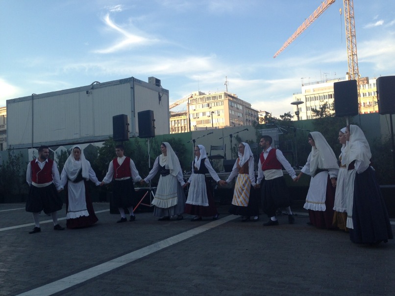 Η Αδελφότητα Κεφαλλήνων Πειραιά χόρεψε για καλό σκοπό στην πλατεία Κοραή