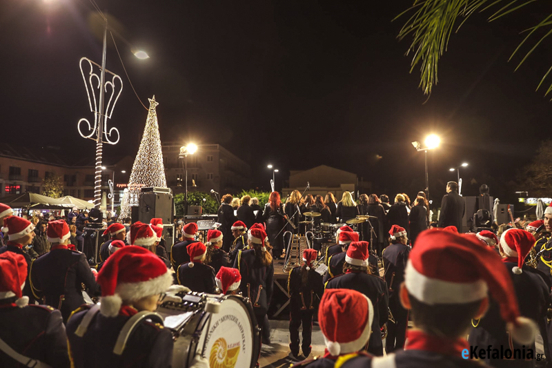 Το Αργοστόλι στολίστηκε-“Άναψε” το χριστουγεννιάτικο δέντρο στην κεντρική πλατεία [εικόνες]
