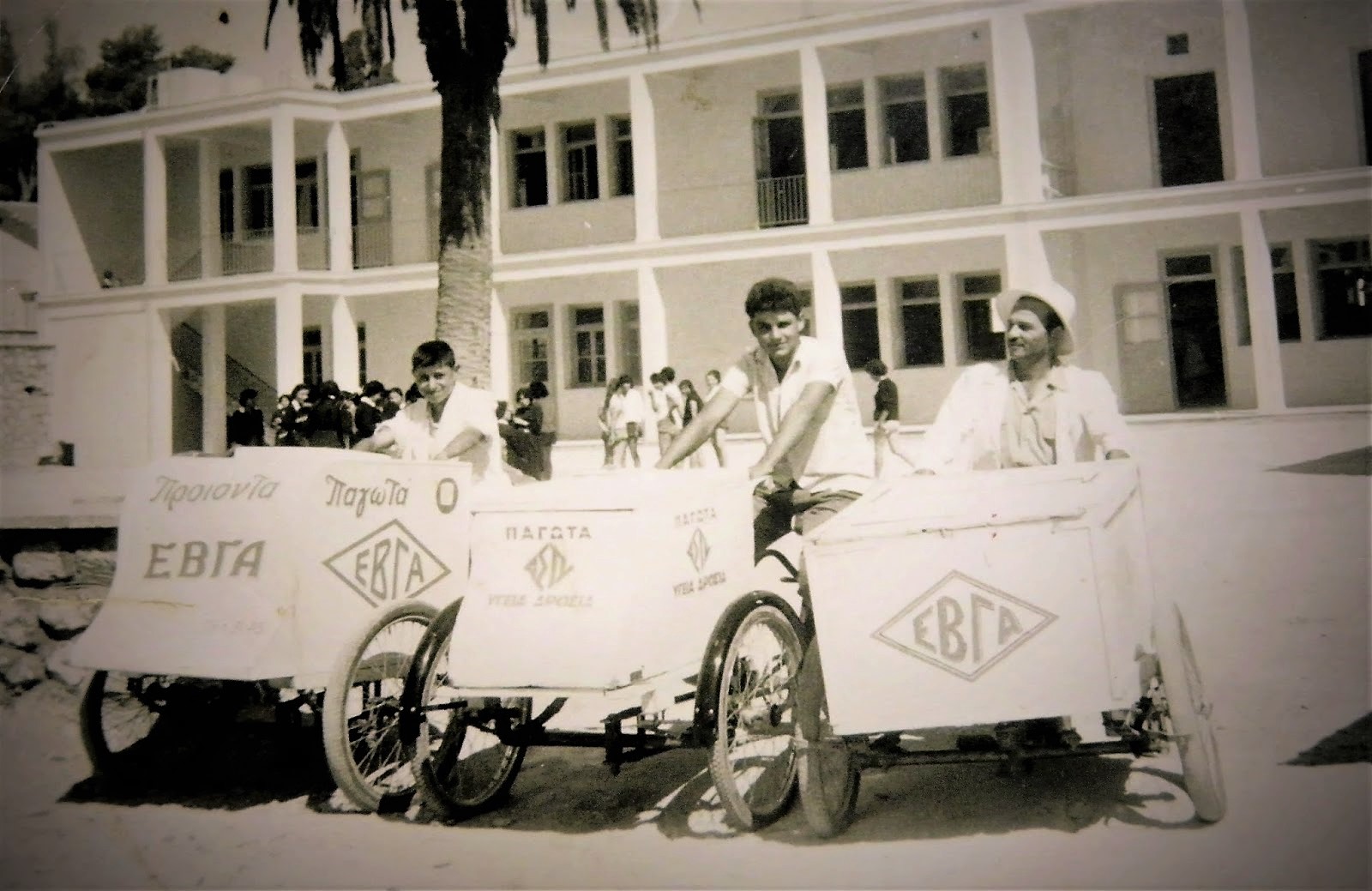 Παγωτατζήδες τη δεκαετία του ’60 στο Αργοστόλι -72 χρόνια πριν [εικόνα]