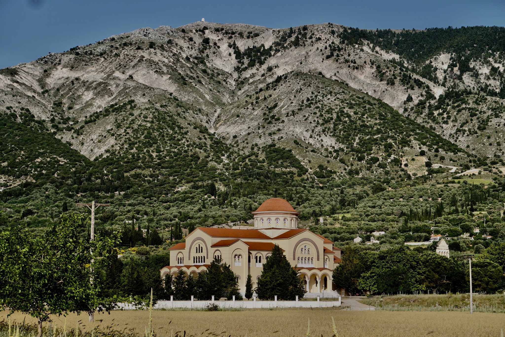 Το Μοναστήρι του Άγιου Γεράσιμου και στο βάθος το μεγάλο βουνό