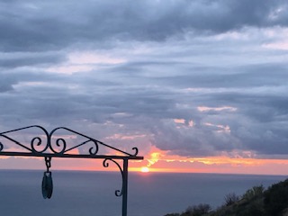 Ηλιοβασίλεμα Νοέμβρη στη Λειβαθώ