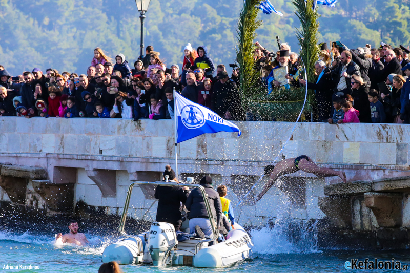 Τολμηροί κολυμβητές βουτούν στα παγωμένα νερά του Αργοστολίου για να πιάσουν τον Σταυρό