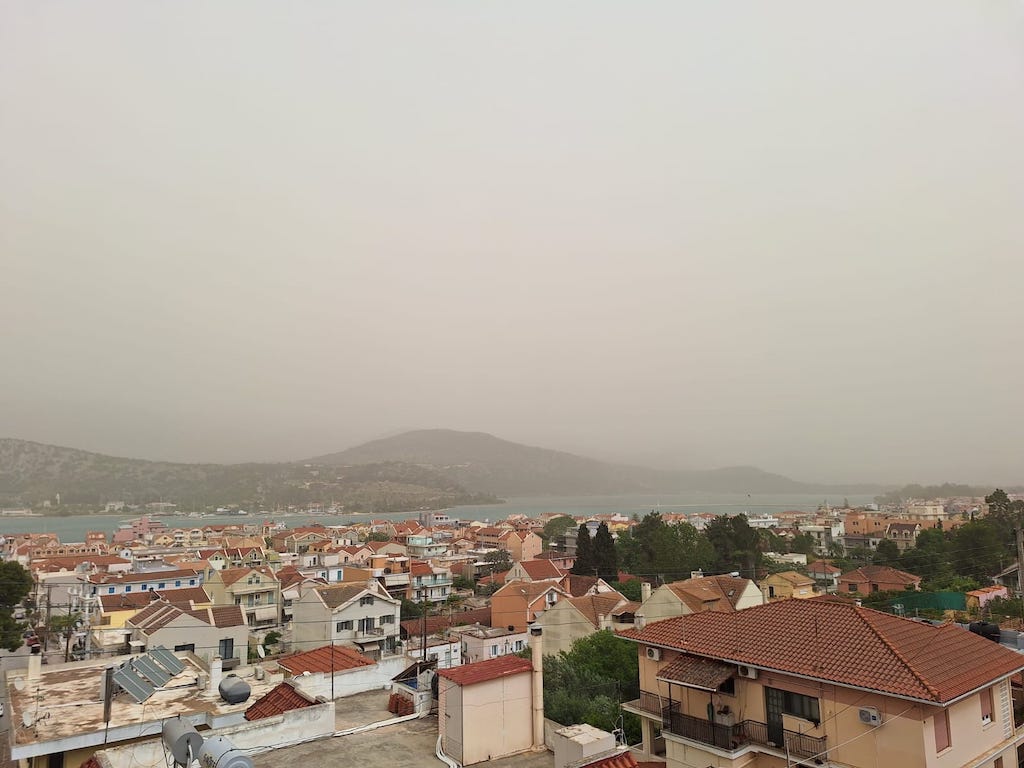 Aφρικανική σκόνη: Αποπνικτική η ατμόσφαιρα σε όλη την Κεφαλονιά [εικόνες +βίντεο]