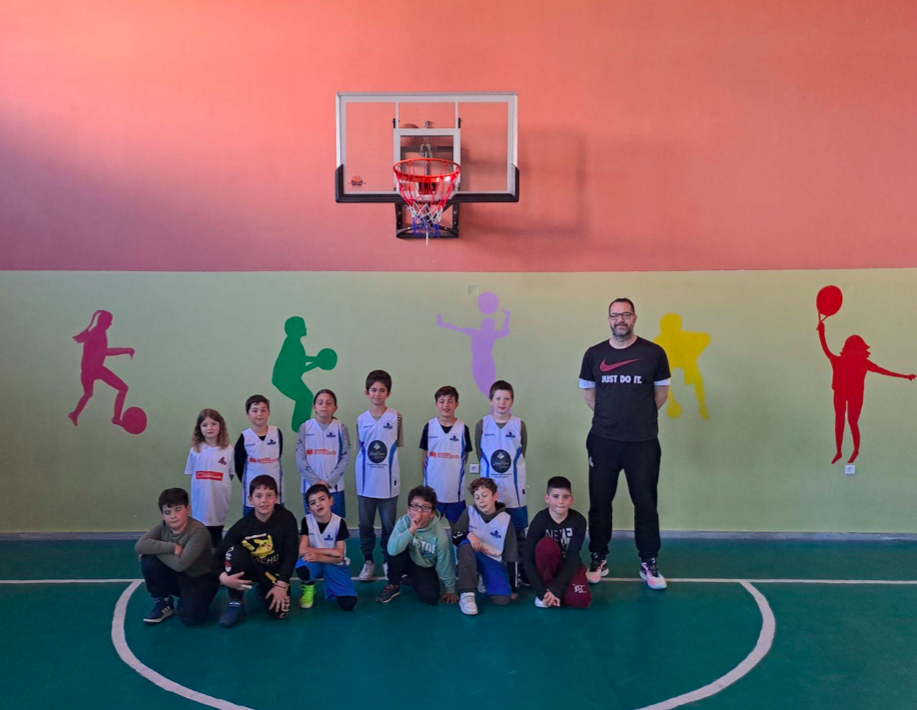Mπράβο σε όλους: Δώρο έκπληξη δύο μπασκετών επαγγελματικού τύπου για το μικρό γυμναστήριο του σχολείου του Πόρου