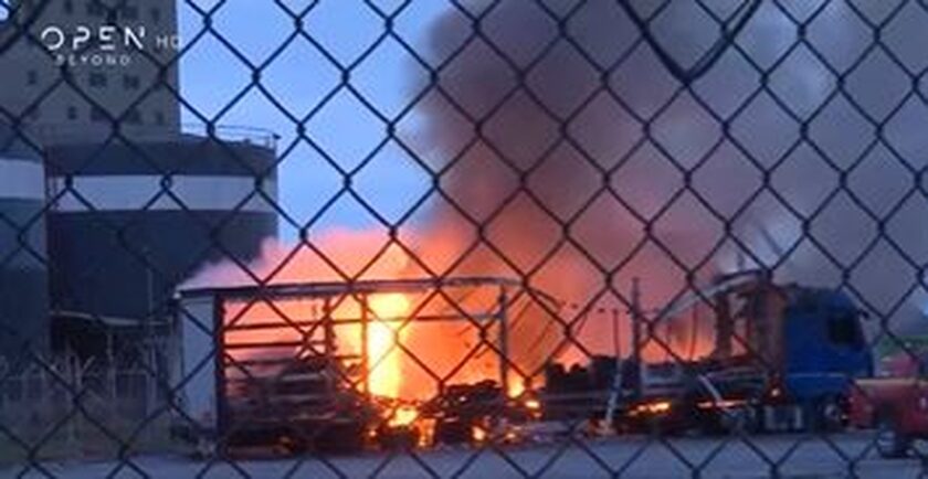 Μεγάλη φωτιά στο λιμάνι Θεσσαλονίκης – Κάηκαν φορτηγά