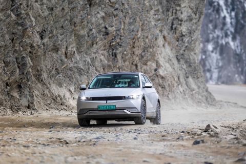 Τι δουλειά είχε το Hyundai Ioniq 5 στους ορεινούς χωματόδρομους και στις λάσπες;