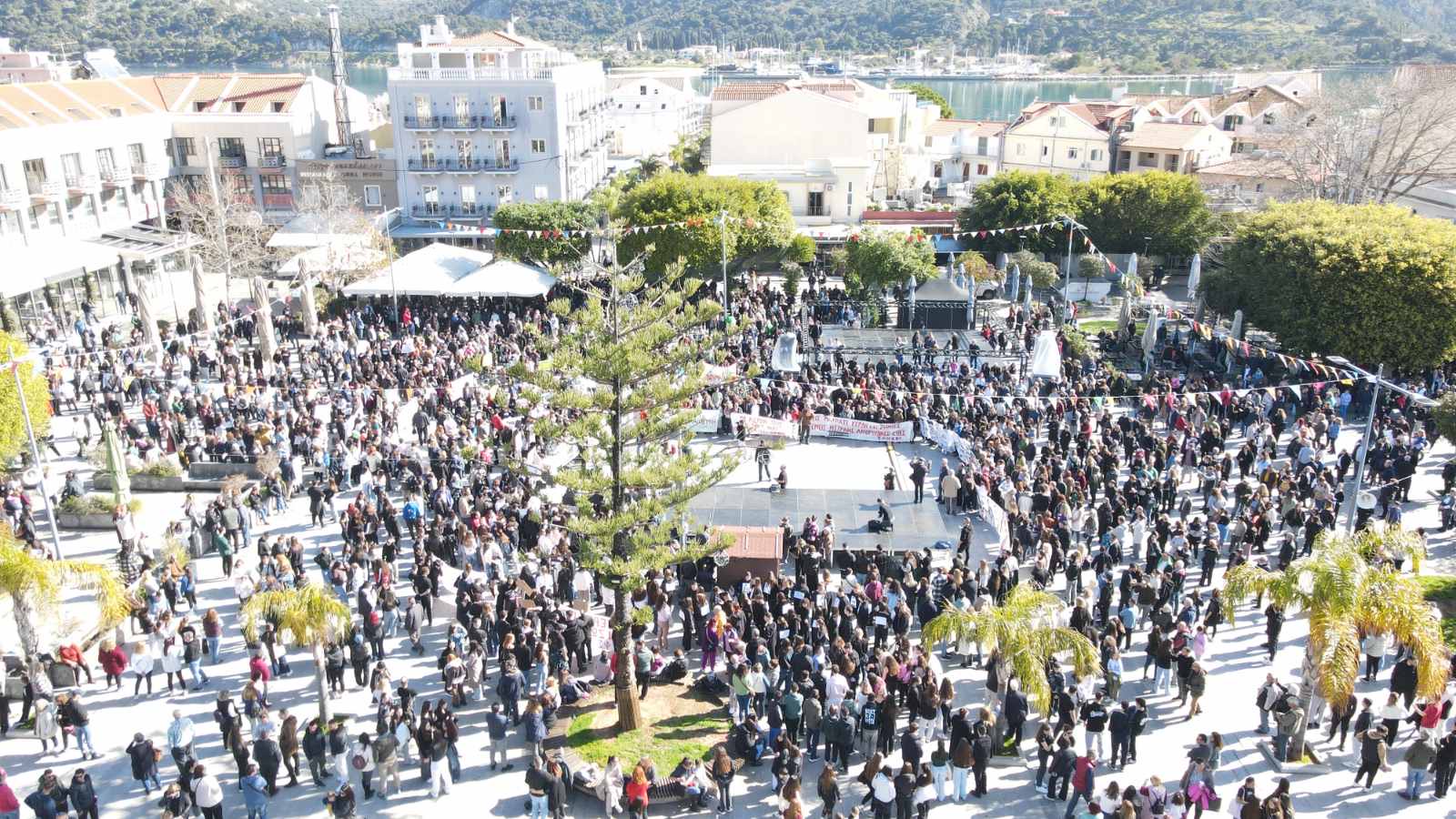 LIVE η μεγάλη συγκέντρωση για τα Τέμπη στο Αργοστόλι