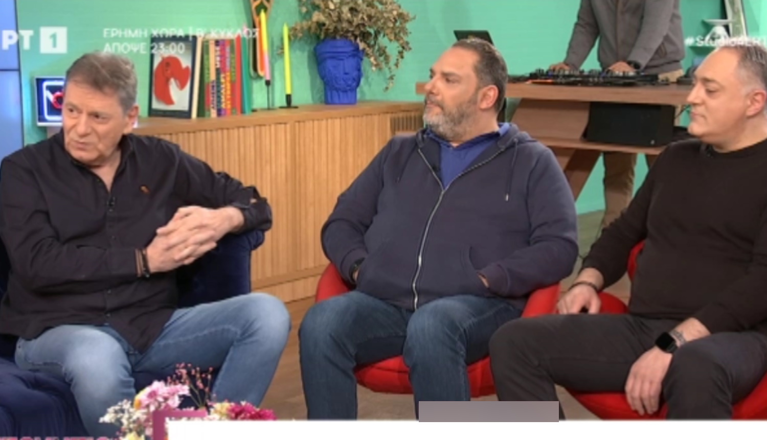 Στράτος Διονυσίου – Έτσι έμαθαν οι τρεις γιοι του ότι ο πατέρας τους έφυγε από τη ζωή