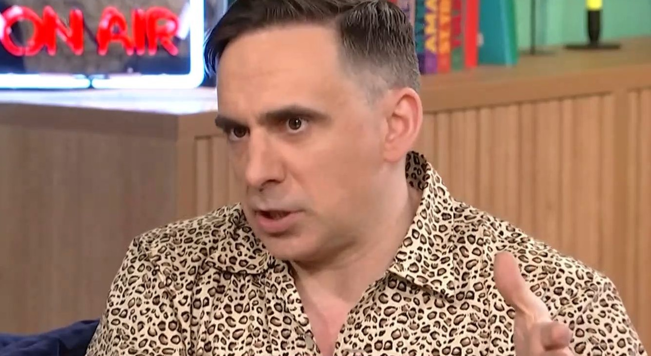 Μάκης Παπασημακόπουλος: «Είχα μεγάλο μίσος για τον εαυτό μου, για την ίδια μου την πέτσα, κρυβόμουν πίσω από το αλκοόλ»