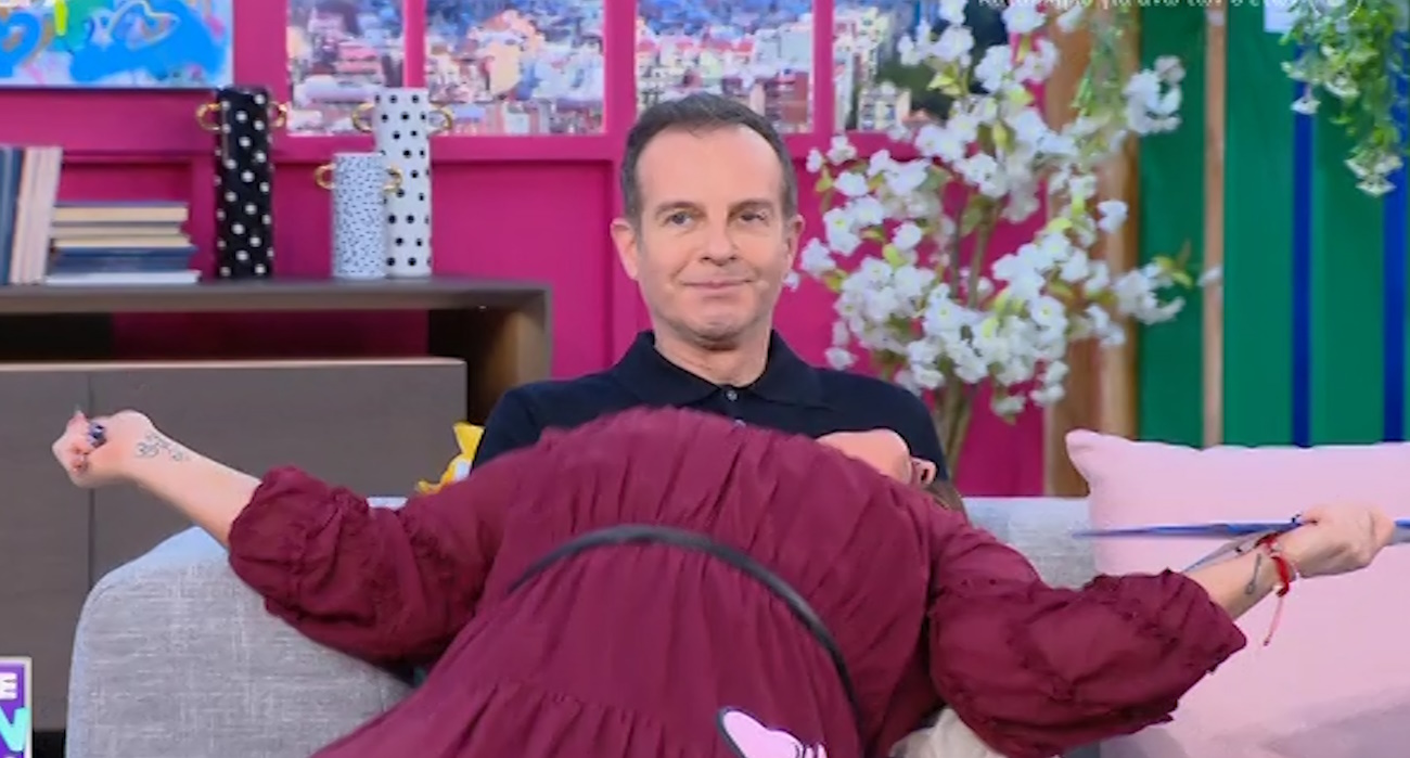 Η Δανάη Μπάρκα τα έδωσε όλα στον αέρα – Χόρεψε πάνω στον Άρη Καβατζίκη