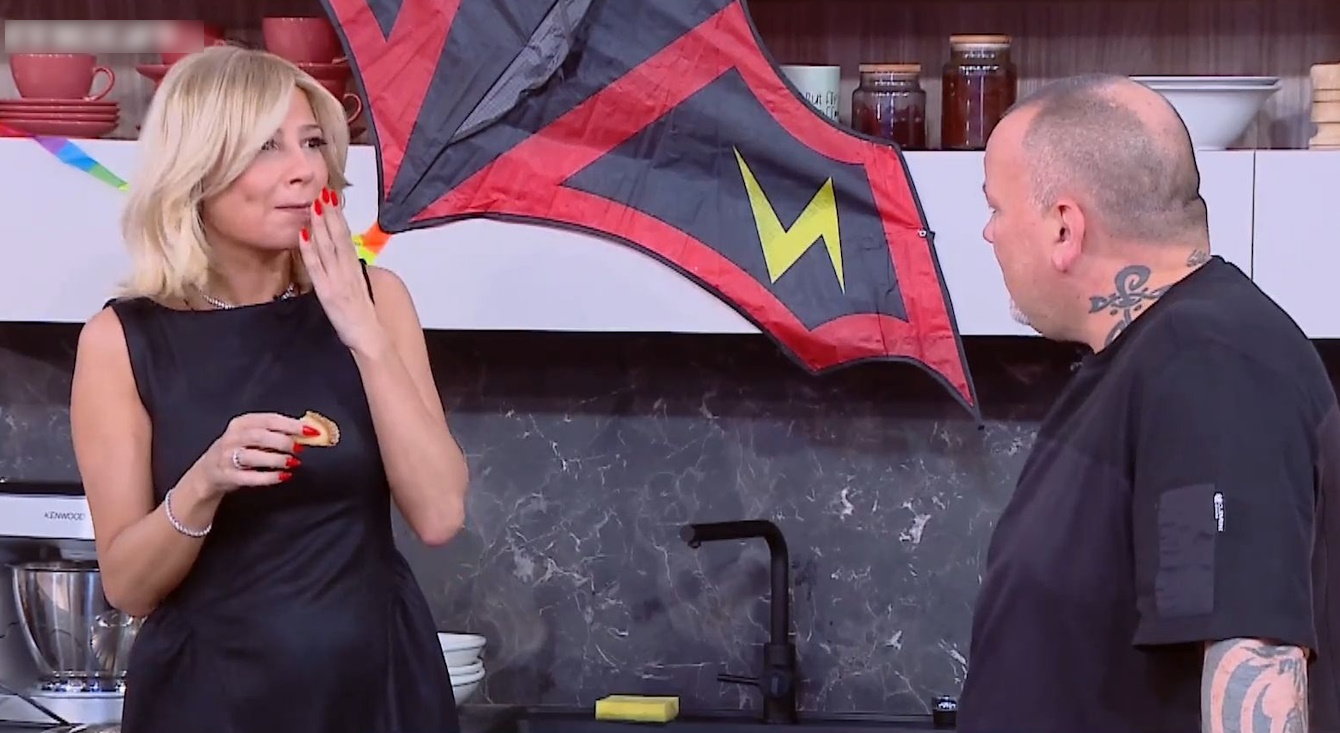 Φαίη Σκορδά σε Δημήτρη Σκαρμούτσο: «Πεντανόστιμα τα ντολμαδάκια, κονσέρβα είναι;»