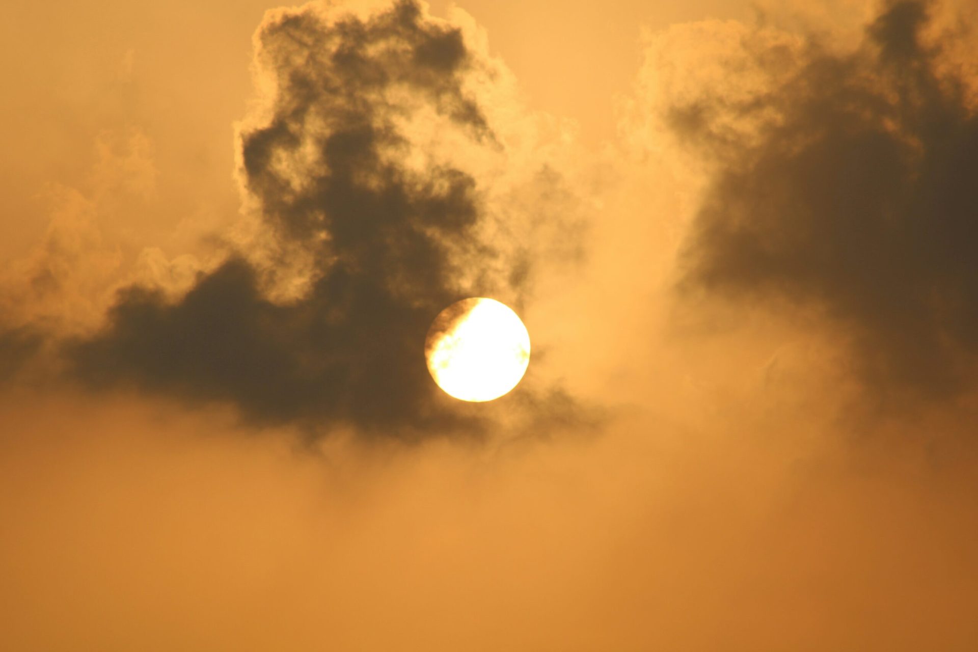 Καιρός: 30άρια, λίγες βροχές και σκόνη στην ατμόσφαιρα έως το Σάββατο – Αναλυτική πρόγνωση