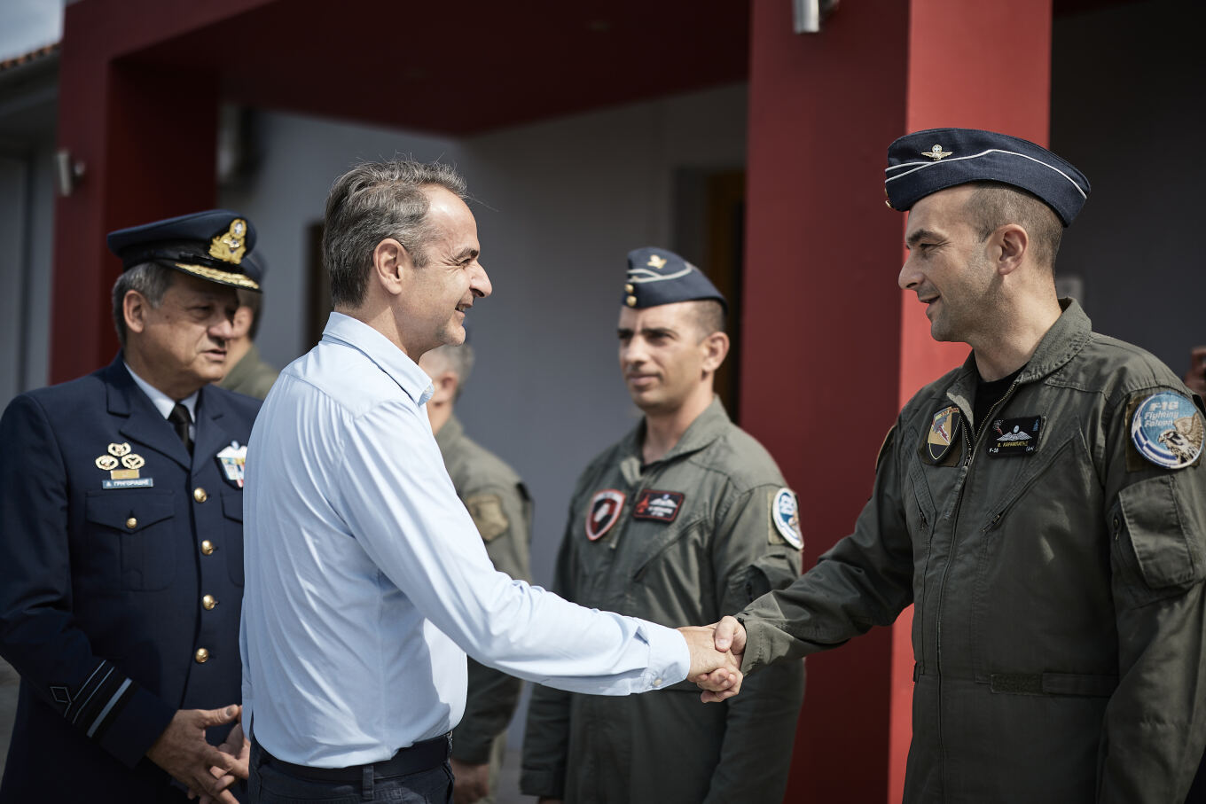 Στην 111 Πτέρυγα Μάχης όπου υπηρέτησε ο Μητσοτάκης – Οι συνομιλίες με τους πιλότους και η πρόσκληση για πτήση με μαχητικό