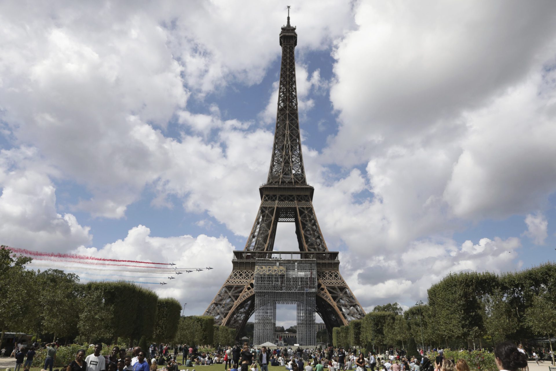 Γαλλία: 8 στους 10 υποχρεώθηκαν «να σφίξουν το ζωνάρι»