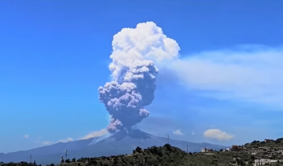 «Ξύπνησε» η Αίτνα: Ροή λάβας «κατάπιε» δάση και κατέστρεψε βλάστηση – Εντυπωσιακές εικόνες