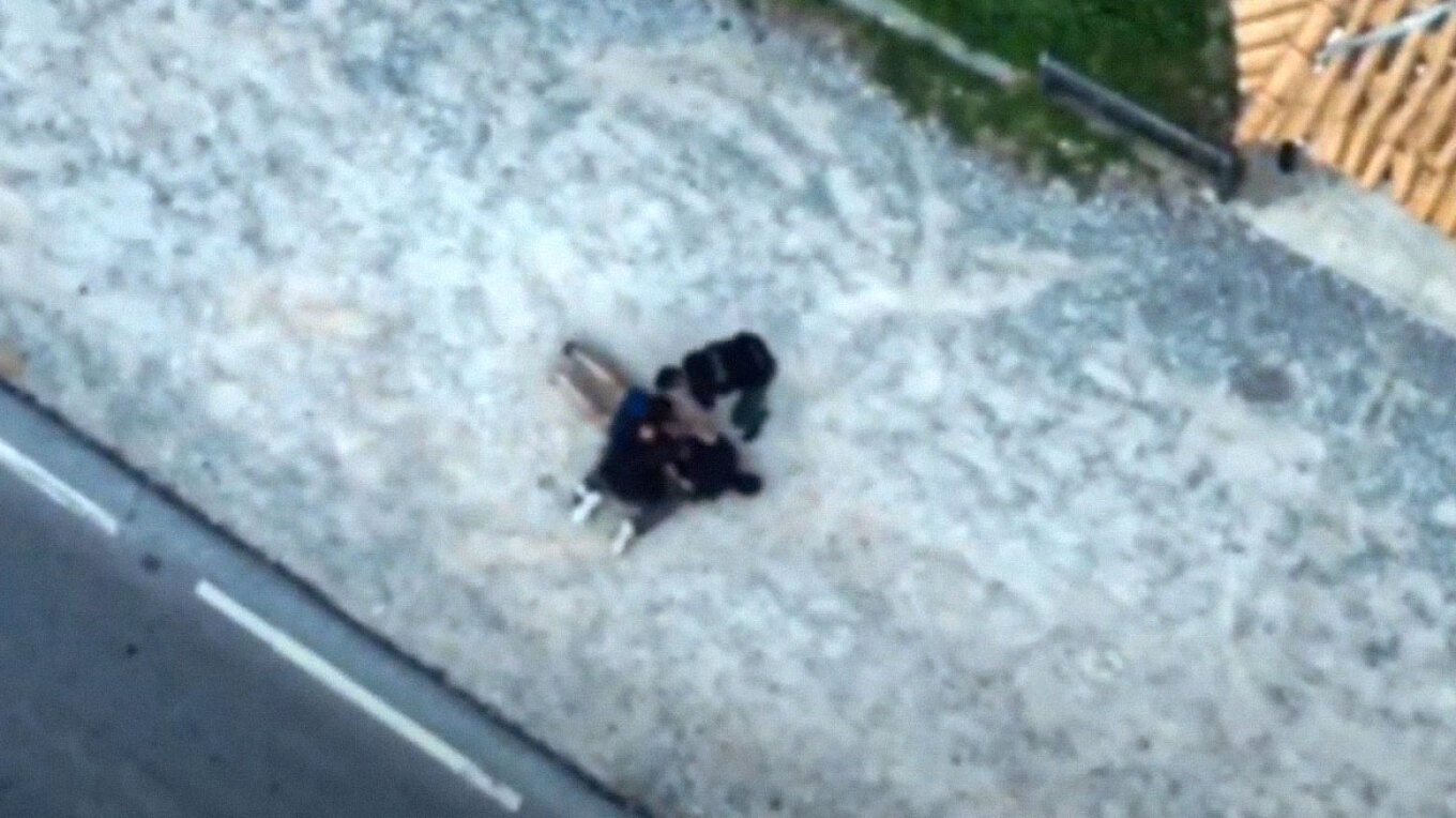 Βίντεο με τη σύλληψη διακινητή ναρκωτικών στη Νέα Μάκρη – Κατασχέθηκε κάνναβη και κοκαΐνη