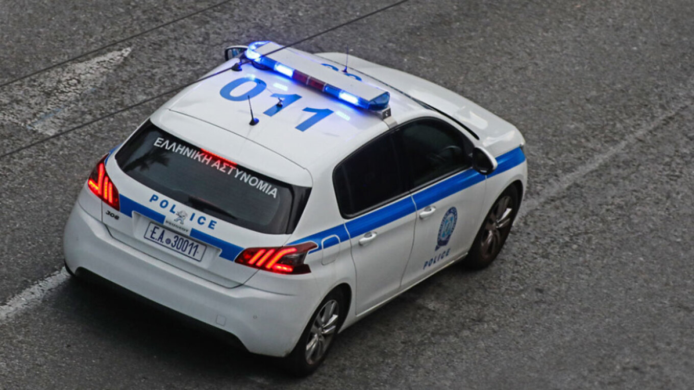 Χανιά: “Οπλοστάσιο” σε σπίτι 42χρονου – Βαλλίστρες, τόξα και περισσότερα από 400 όπλα εντόπισαν οι Αστυνομικοί