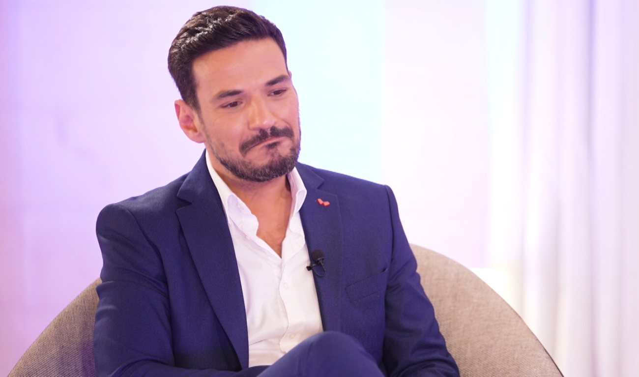 Κώστας Τσουρός: «Έχω τραύματα από τον πατέρα μου που με ακολουθούν μέχρι σήμερα, κάνω κόπο να τα βγάλω από πάνω μου»