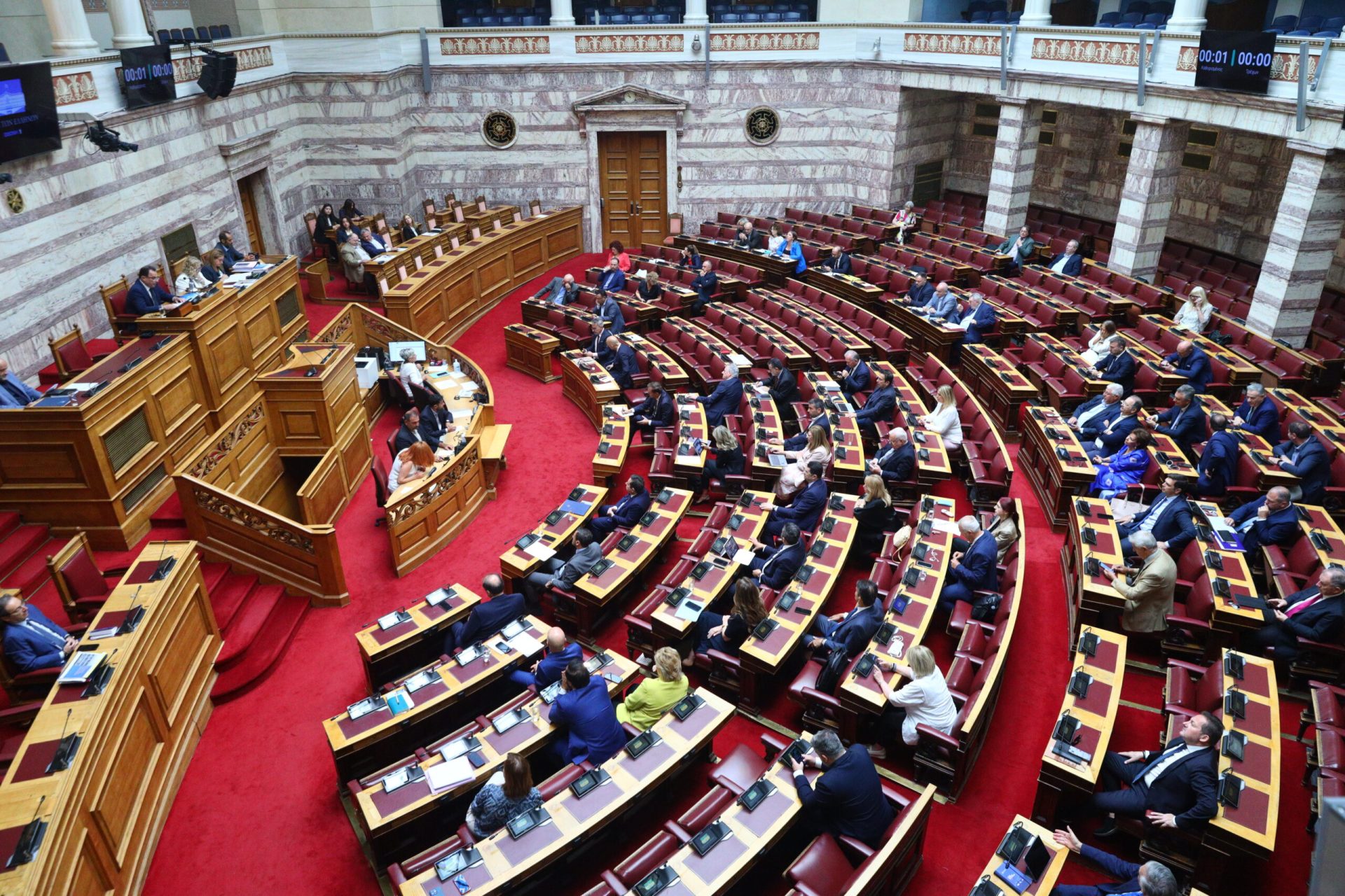 Σε εξέλιξη στη Βουλή η συνεδρίαση για το πόρισμα της προκαταρκτικής για τον Κ. Αχ. Καραμανλή – Ενστάσεις και διαφωνίες από την αντιπολίτευση