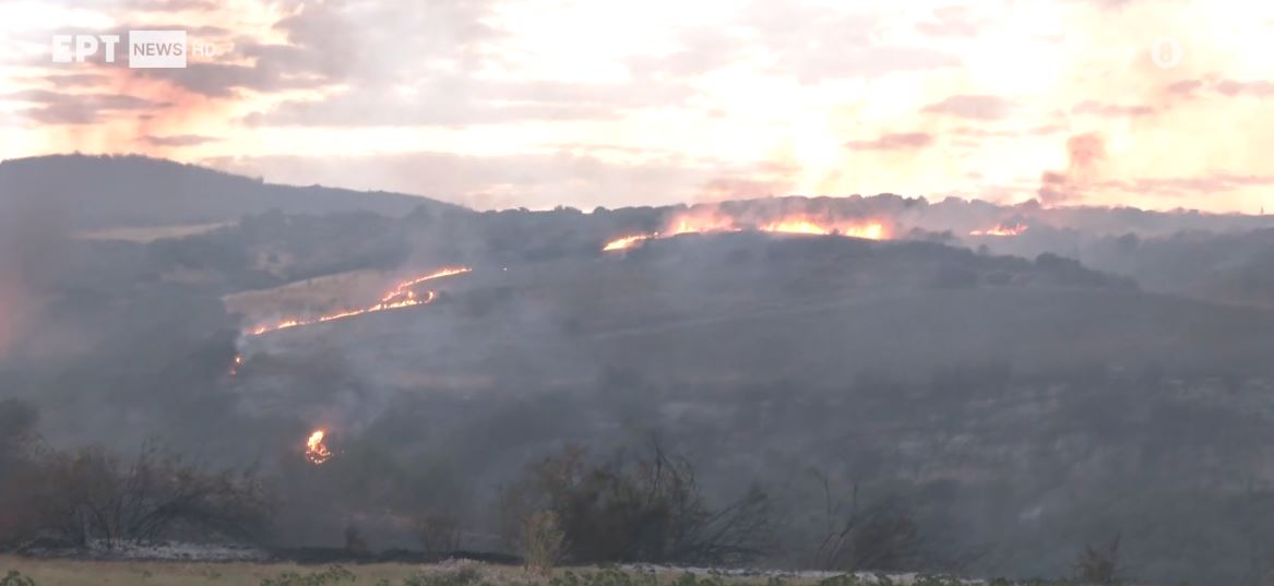 Φωτιές τώρα: Πολλές και μικρές εστίες στην Άσσηρο Θεσσαλονίκης, συνεχείς αναζωπυρώσεις – Βελτιωμένη η εικόνα στη Δεσκάτη Γρεβενών