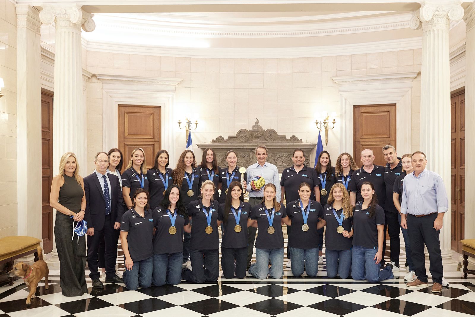 O Πρωθυπουργός και η σύζυγός του υποδέχθηκαν τα «χρυσά» κορίτσια της εθνικής πόλο – «Ήσασταν καταπληκτικές» [εικόνες]