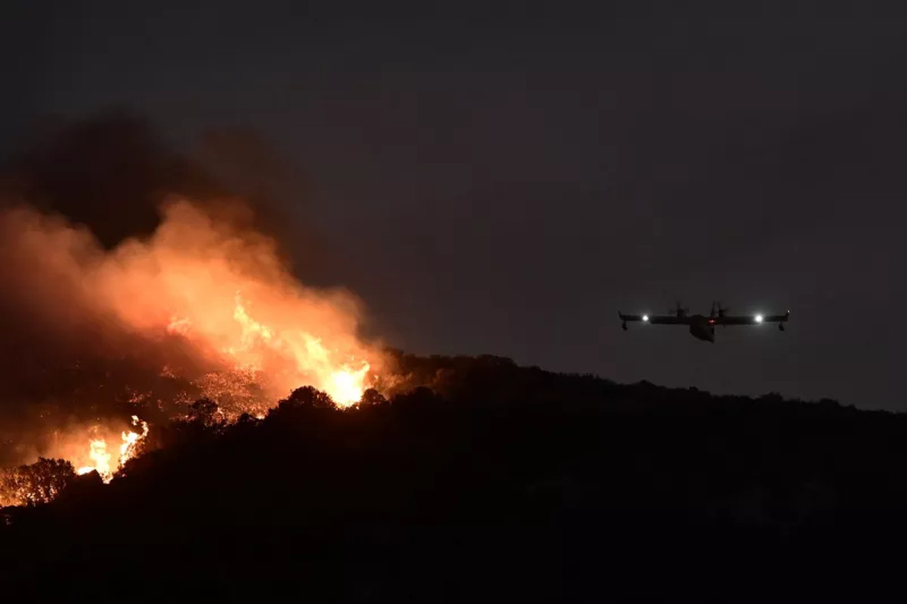 Συγκλονιστικά πλάνα: Canadair κάνει ρίψεις στη φωτιά της Κερατέας μετά τη δύση του ηλίου