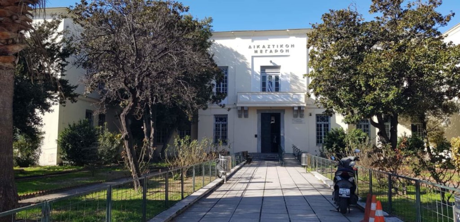 Παρέμβαση της Εισαγγελίας Βόλου για περιστατικό επίθεσης αδέσποτων σε ποδηλάτισσα στα Καλά Νερά