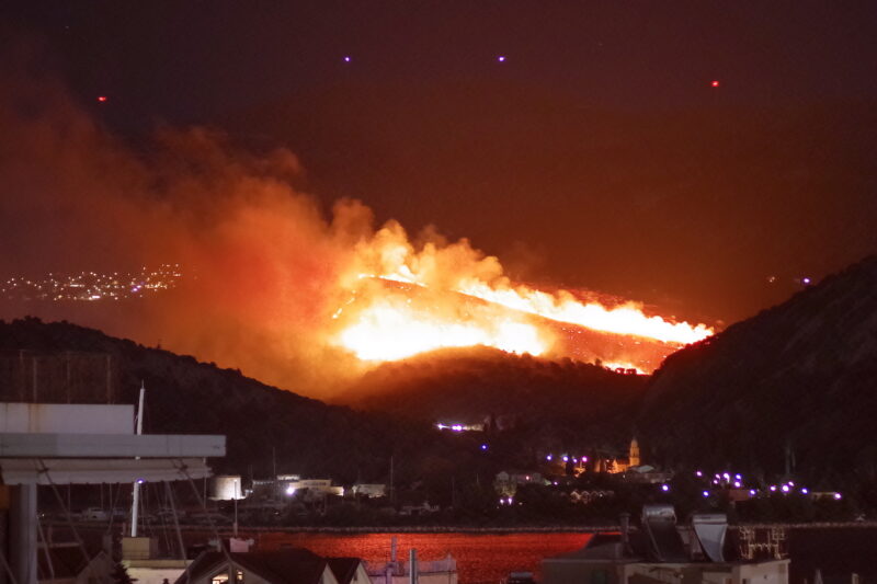 Φωτιά στην Κεφαλονιά: Σε Φαρακλάτα και Λαγκάδα το μέτωπο – Εστάλησαν δύο μηνύματα από το 112