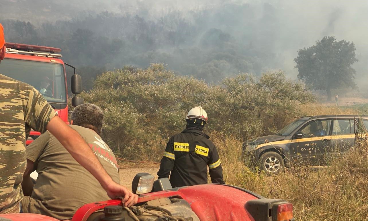 Σηκώθηκαν τα εναέρια μέσα στην Ανατολική Αττική: Σε ύφεση το πύρινο μέτωπο, μάχη με τις αναζωπυρώσεις και 112 τα ξημερώματα για το Χάρβαλο