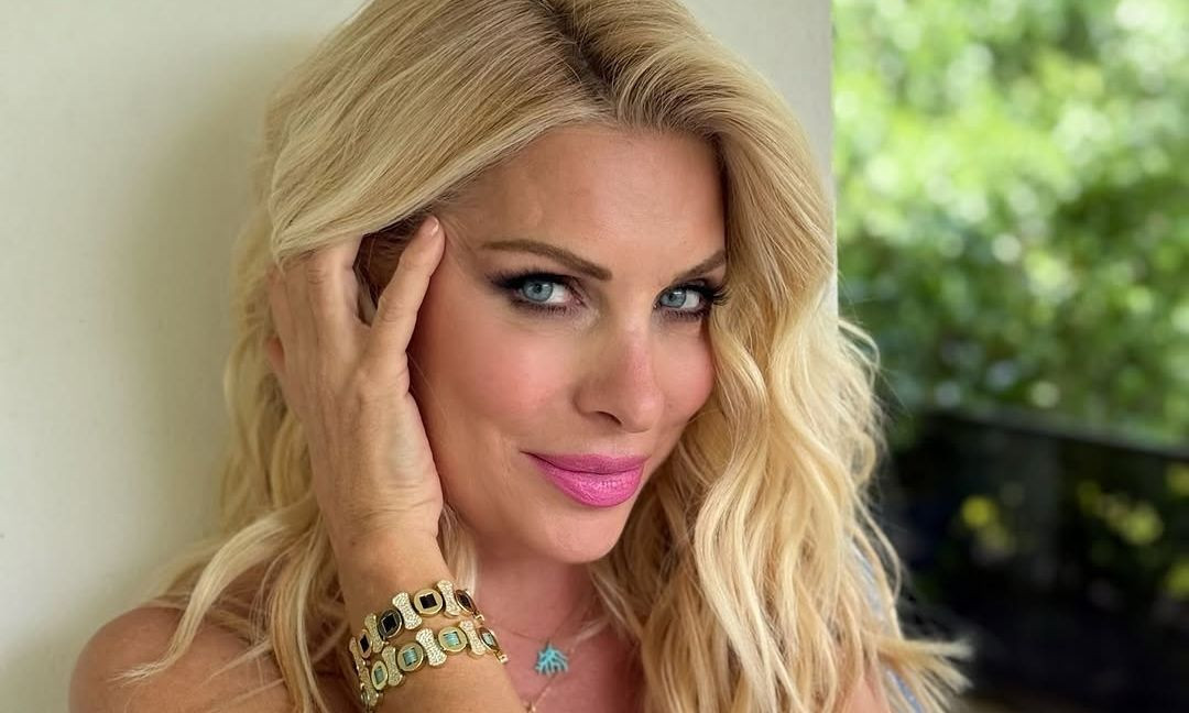 Ελένη Μενεγάκη: Πόζαρε στον φακό χωρίς μακιγιάζ και εντυπωσίασε με την φυσική ομορφιά