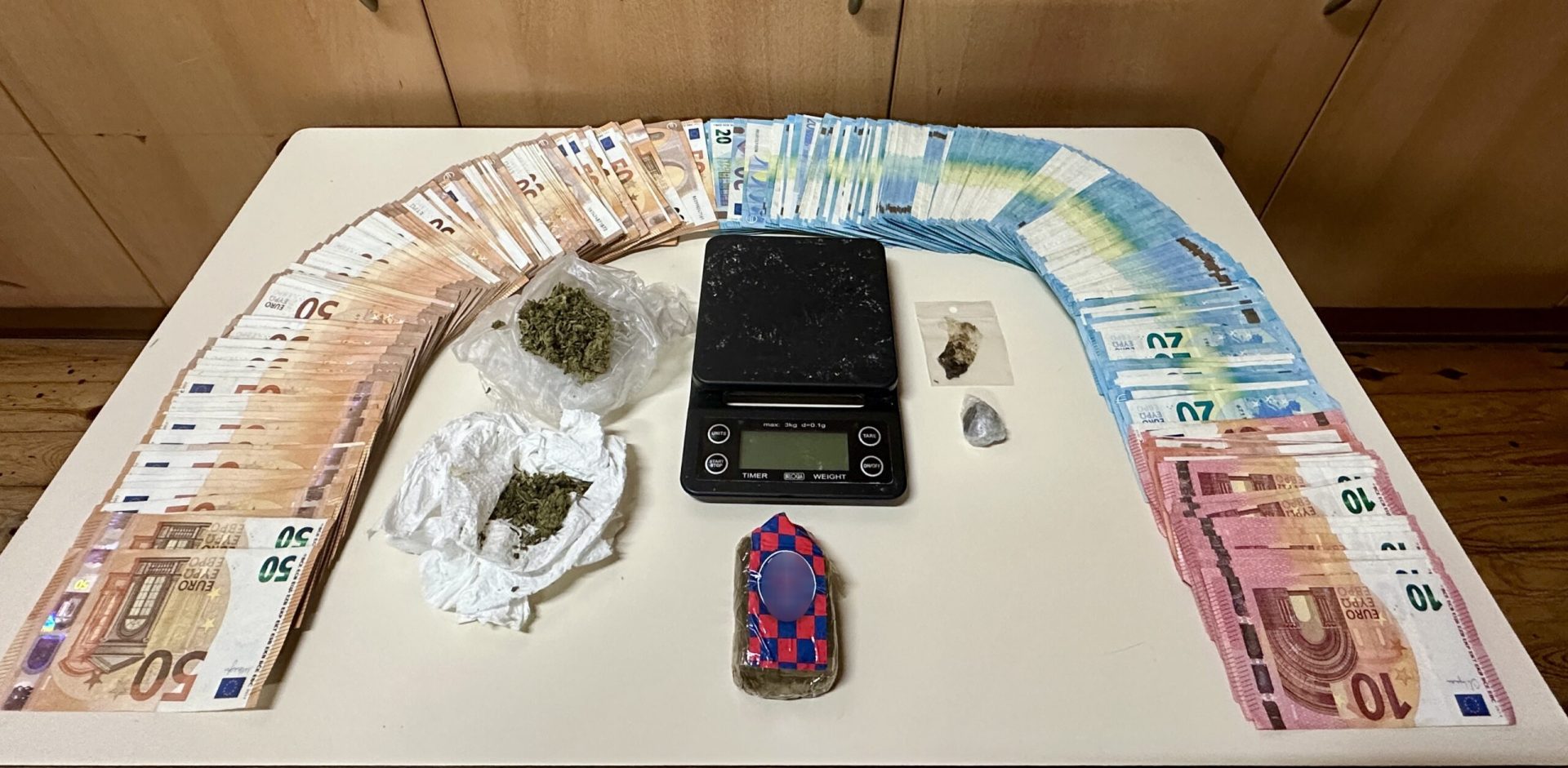 Χειροπέδες σε έναν 25χρονο στο Ρέθυμνο, με ποσότητα ναρκωτικών – Πάνω από 22 χιλιάδες ευρώ στο σπίτι του στον Αποκορώνα