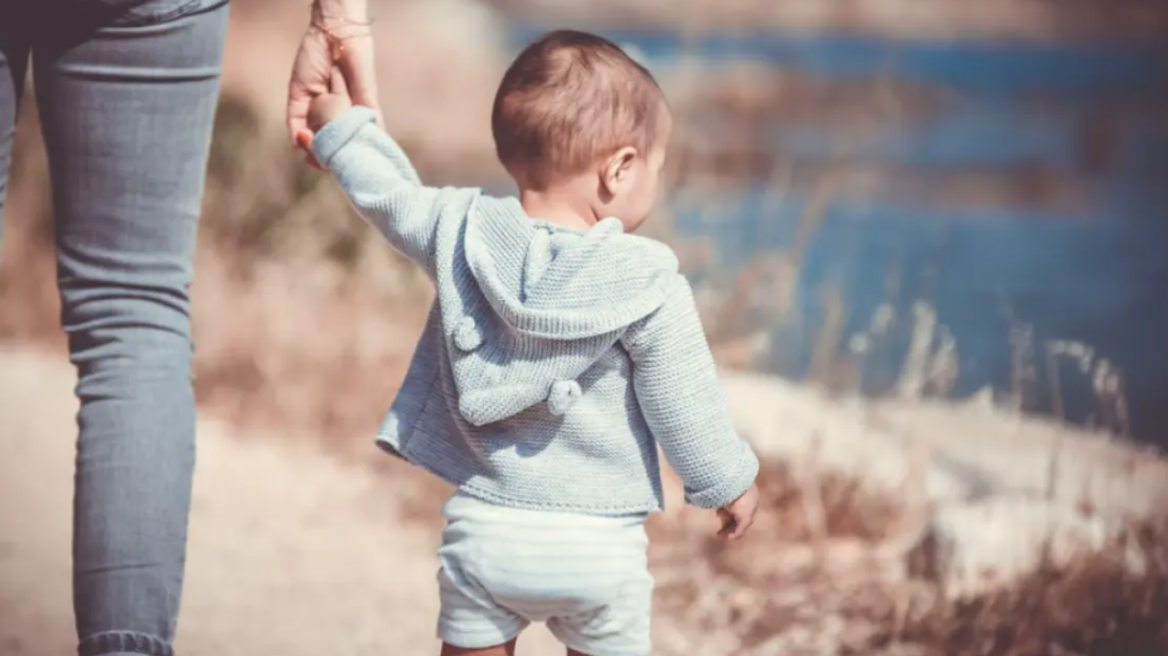 Ράπτη: Σε εφαρμογή το πρόγραμμα «Οι νταντάδες της γειτονιάς» – Ουσιαστική στήριξη σε θύματα ενδοοικογενειακής βίας