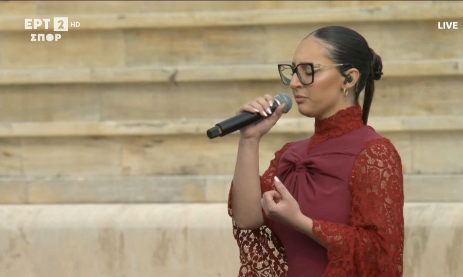 Κλαυδία: Τραγούδησε την «Αστερομάτα» στην τελετή παράδοσης της Φλόγας στο Καλλιμάρμαρο