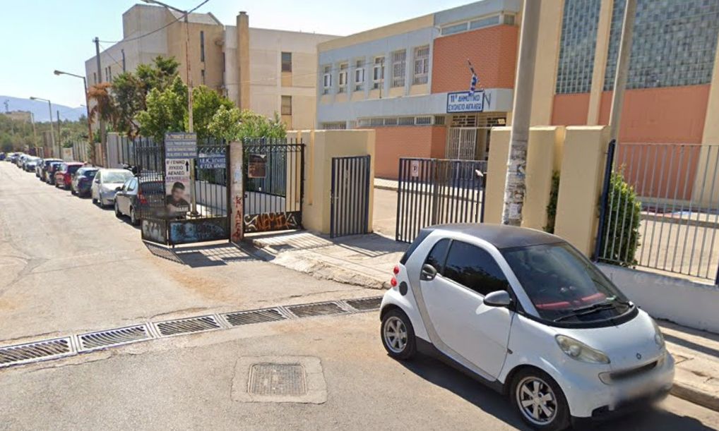 Αιγάλεω: Συνελήφθη 52χρονος που κυκλοφορούσε γυμνός έξω από Δημοτικό Σχολείο