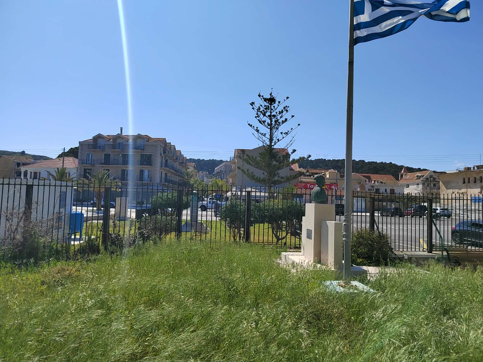 Ποιος έχει την ευθύνη; Εικόνες εγκατάλειψης στον προαύλιο του Λιμεναρχείου [εικόνες]