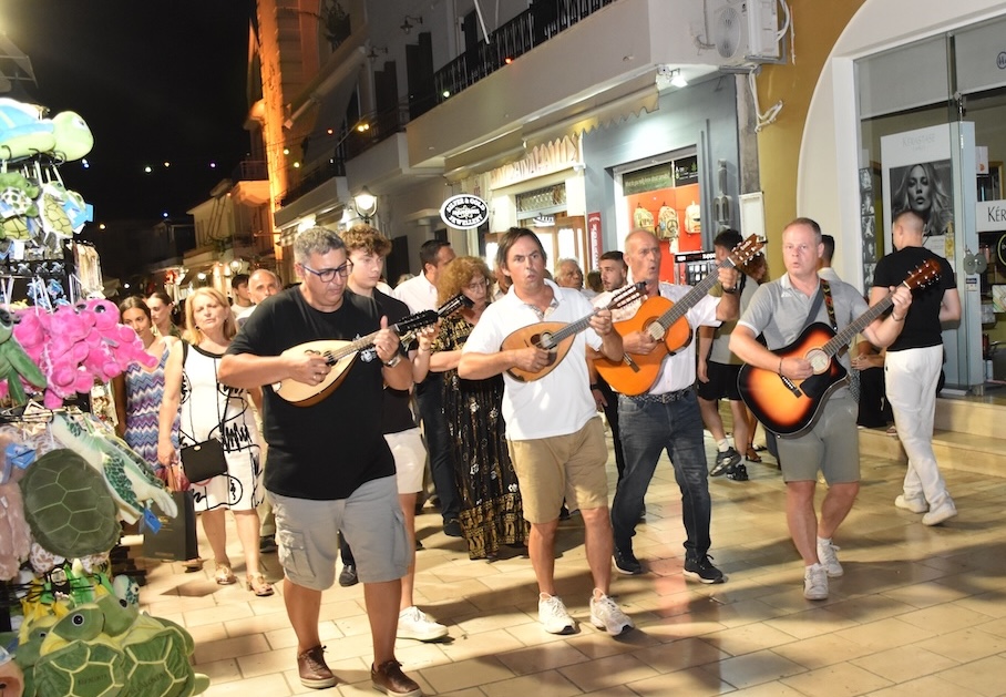 Καντάδες και κεφαλονίτικο ταμπεραμέντο πλημμύρισαν το Λιθόστρωτο [εικόνες +βίντεο]